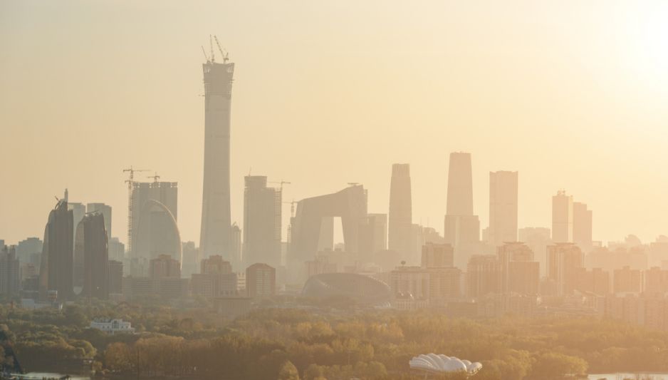 W Pekinie zamknięto autostrady i place zabaw z powodu smogu