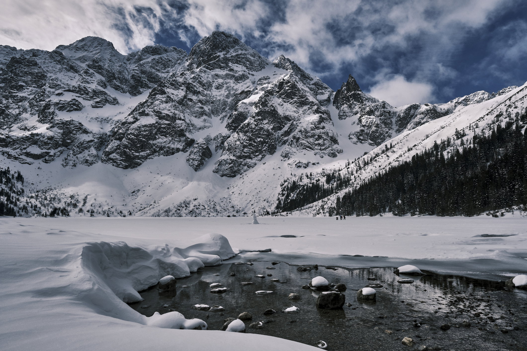 Morskie Oko nie dla turystów. Po zejściu lawiny popularny szlak został zamknięty