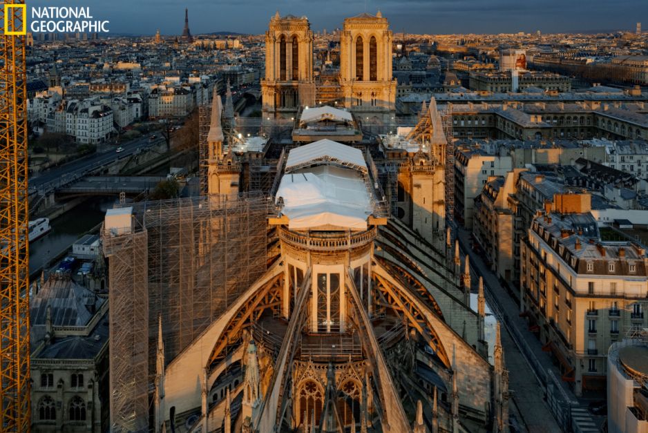 Jak lata się dronem wokół Notre Dame?