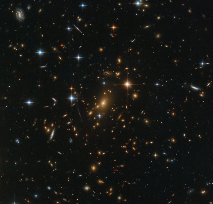 fot. ESA/Hubble & NASA, RELICS