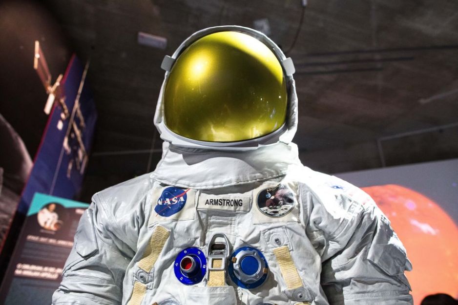 Skafander kosmiczny jest jak statek szyty na miarę. Z czego powstają skafandry i jak działają? (fot. Luka Dakskobler/SOPA Images/LightRocket via Getty Images)