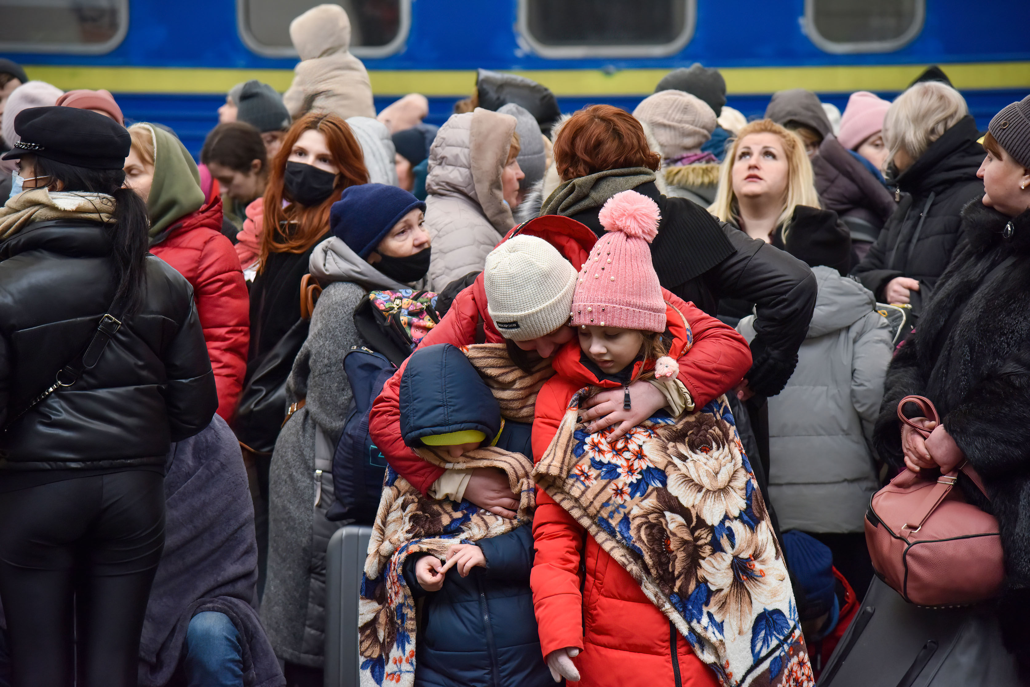 uchodźcy we Lwowie czekają na pociąg do Polski, fot. Pavlo Palamarchuk/SOPA Images/LightRocket via Getty Images