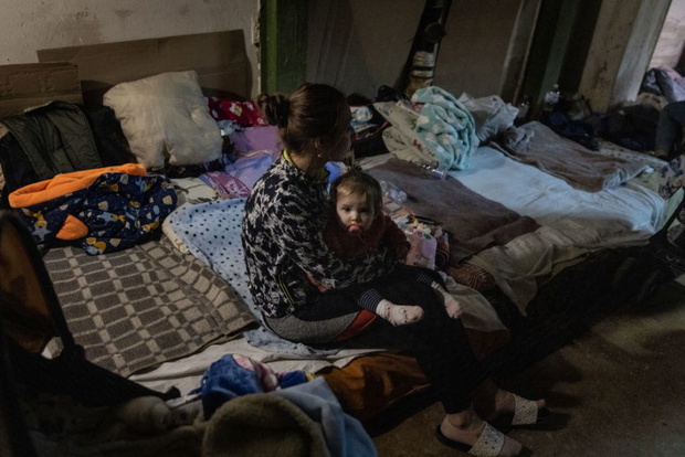 matka-z-dzieckiem-na-oddziale-pediatrycznym-ktory-tymczasowo-znajduje-sie-w-schronie-bombowym-w-kijowie-fot-chris-mcgrath-getty-images-530c453