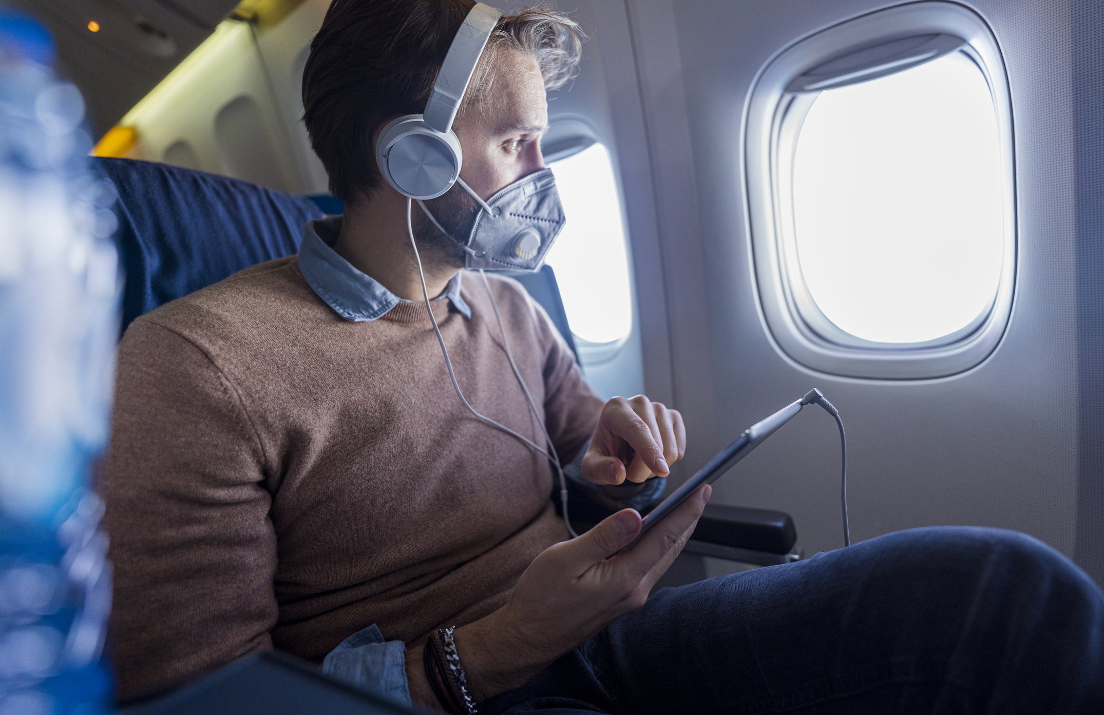 Linie lotnicze znoszą nakaz noszenia maseczek. Kiedy dołączy do nich Ryanair?