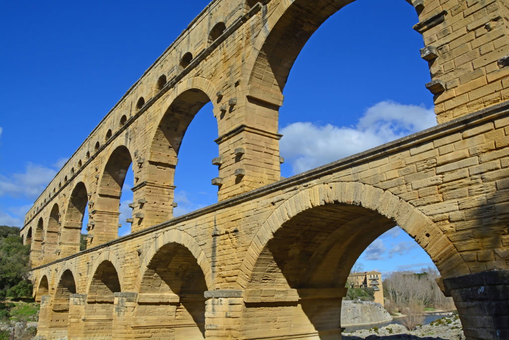 Jak powstał Pont du Gard – słynny starożytny akwedukt? (fot. Dukas/Universal Images Group via Getty Images)