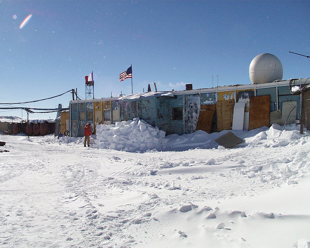 Rekordowe fale upałów uderzyły jednocześnie w Arktykę i Antarktykę. To skutki zmian klimatu (fot. NSF/Josh Landis, employee 1999-2001, Wikimedia Commons, public domain)