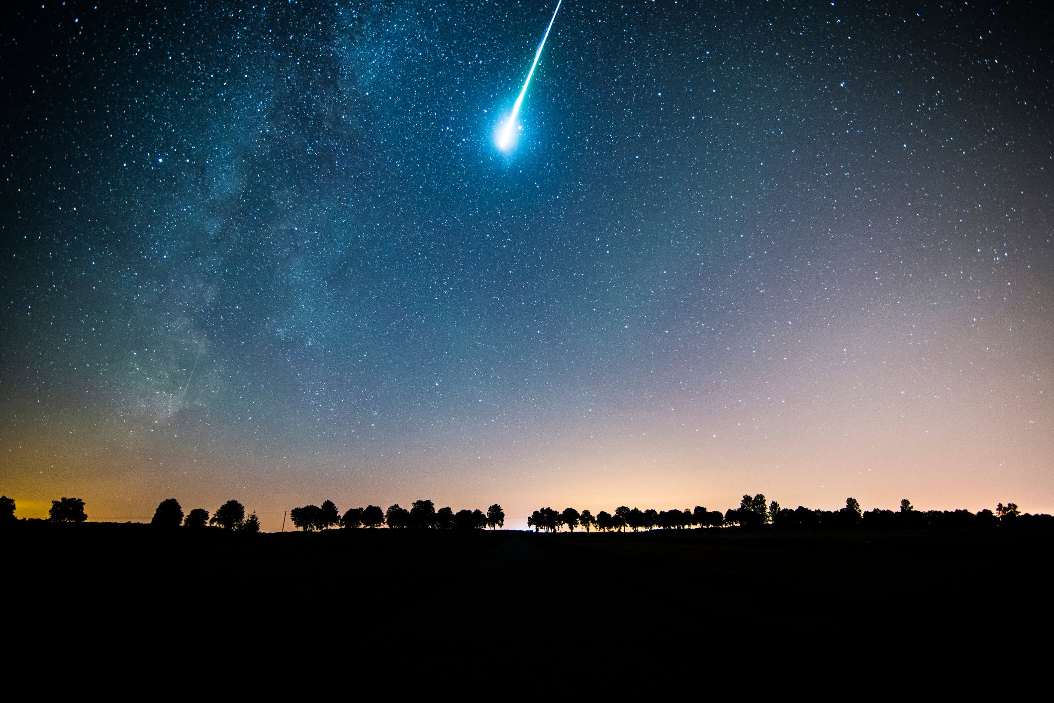 Spadające gwiazdy – czym są i jak je obserwować? Ciekawostki o meteorach i meteorytach (fot. Getty Images)
