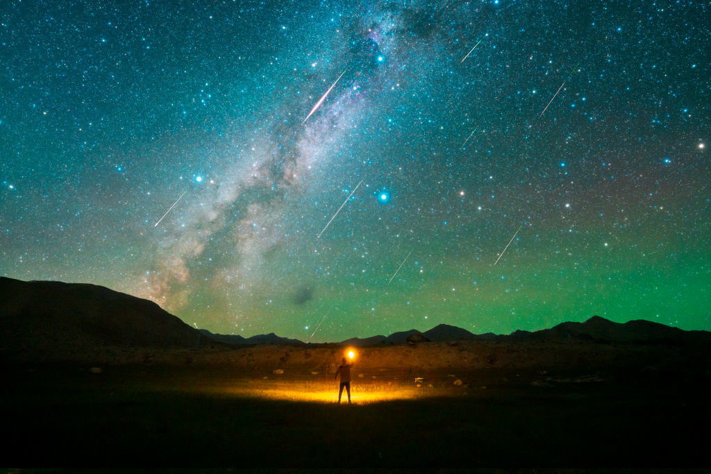Noc spadających gwiazd. Kiedy na niebie widać najwięcej meteorów? Jak obserwować spadające gwiazdy? (Fot. VCG via Getty Images)