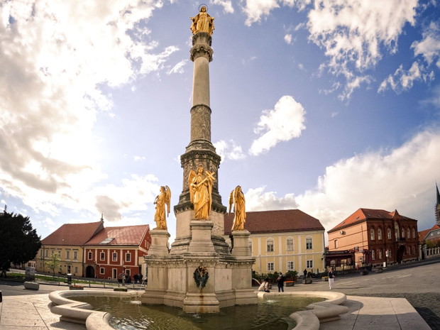 Pomnik NMP przed katedrą