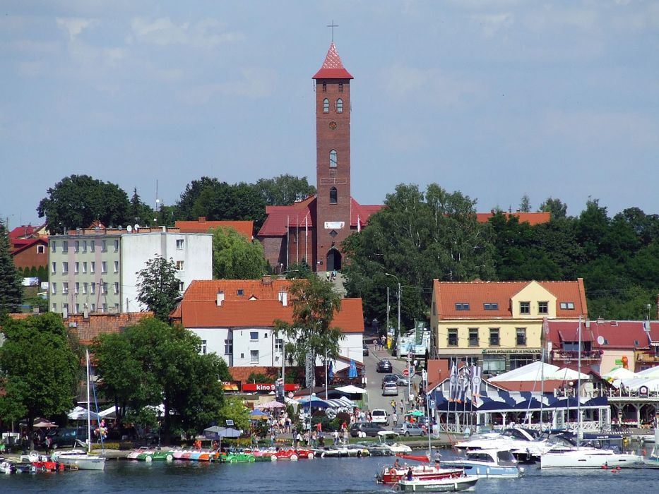 Atrakcje w Mikołajkach – 8 miejsc i rzeczy, które warto zobaczyć! (fot. PanSG, Wikimedia Commons, CC-BY-SA-4.0,3.0,2.5,2.0,1.0)