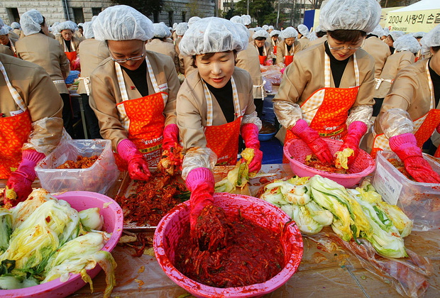 South Korean Housewives Feed The Needy