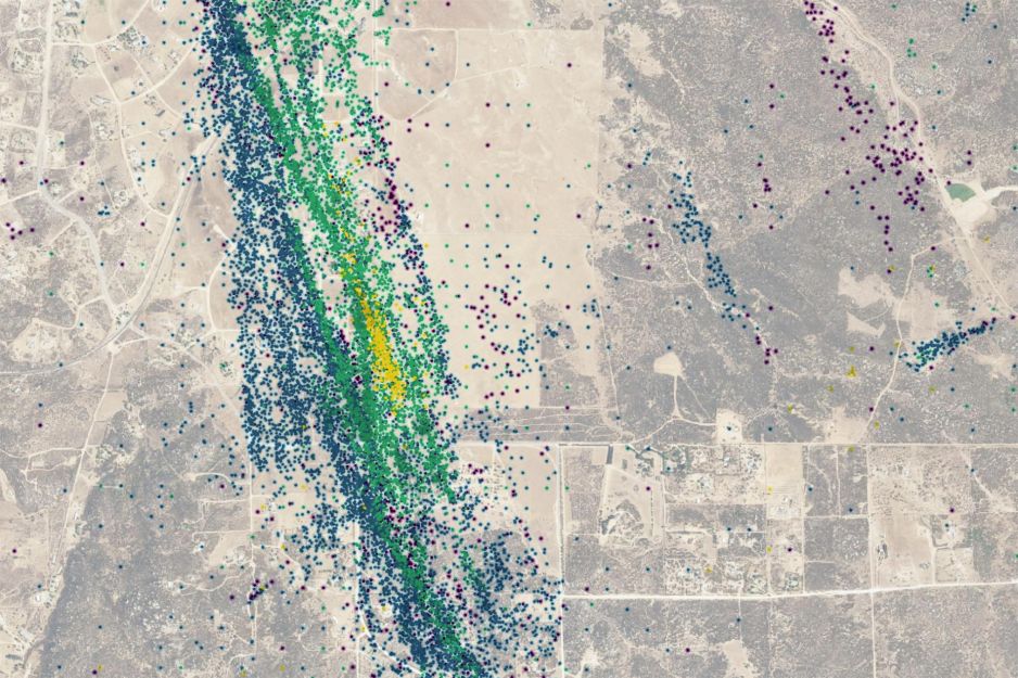 Nowe zdjęcia satelitarne pokazują, co spowodowało, że w południowej Kalifornii odnotowano ponad 22 000 maleńkich tąpnięć (Graphics by Riley D. Champine/National Geographic)