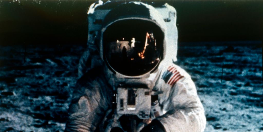 Temperatura na Księżycu: czy jest zabójcza dla człowieka? Dlaczego astronauci muszą mieć kombinezony? (fot. Heritage Space/Heritage Images/Getty Images)