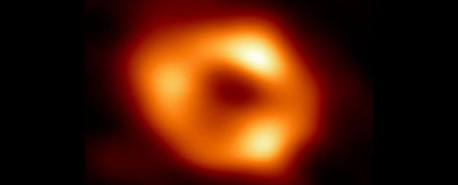 Tak wygląda supermasywna czarna dziura w centrum naszej Galaktyki. Czy to ważne odkrycie? Astronomowie są podzieleni (fot. EHT Collaboration)