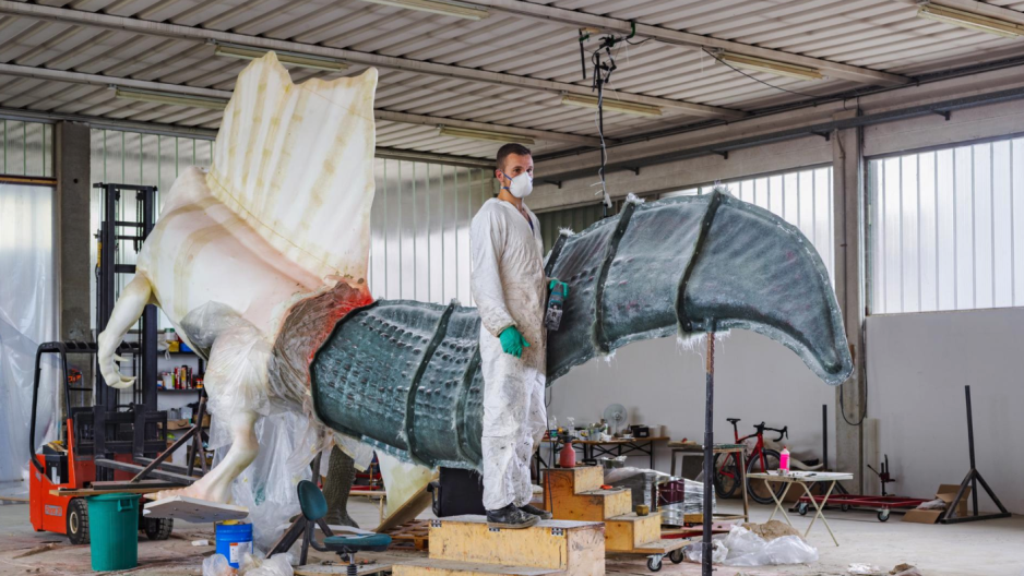 W Fossalta di Piave we Włoszech, Guzun Ion z muzeum rzeźbiarskiego formuje zaktualizowany ogon, aby odtworzyć naturalnej wielkości dorosłego Spinozaura (PHOTOGRAPHS BY PAOLO VERZONE)