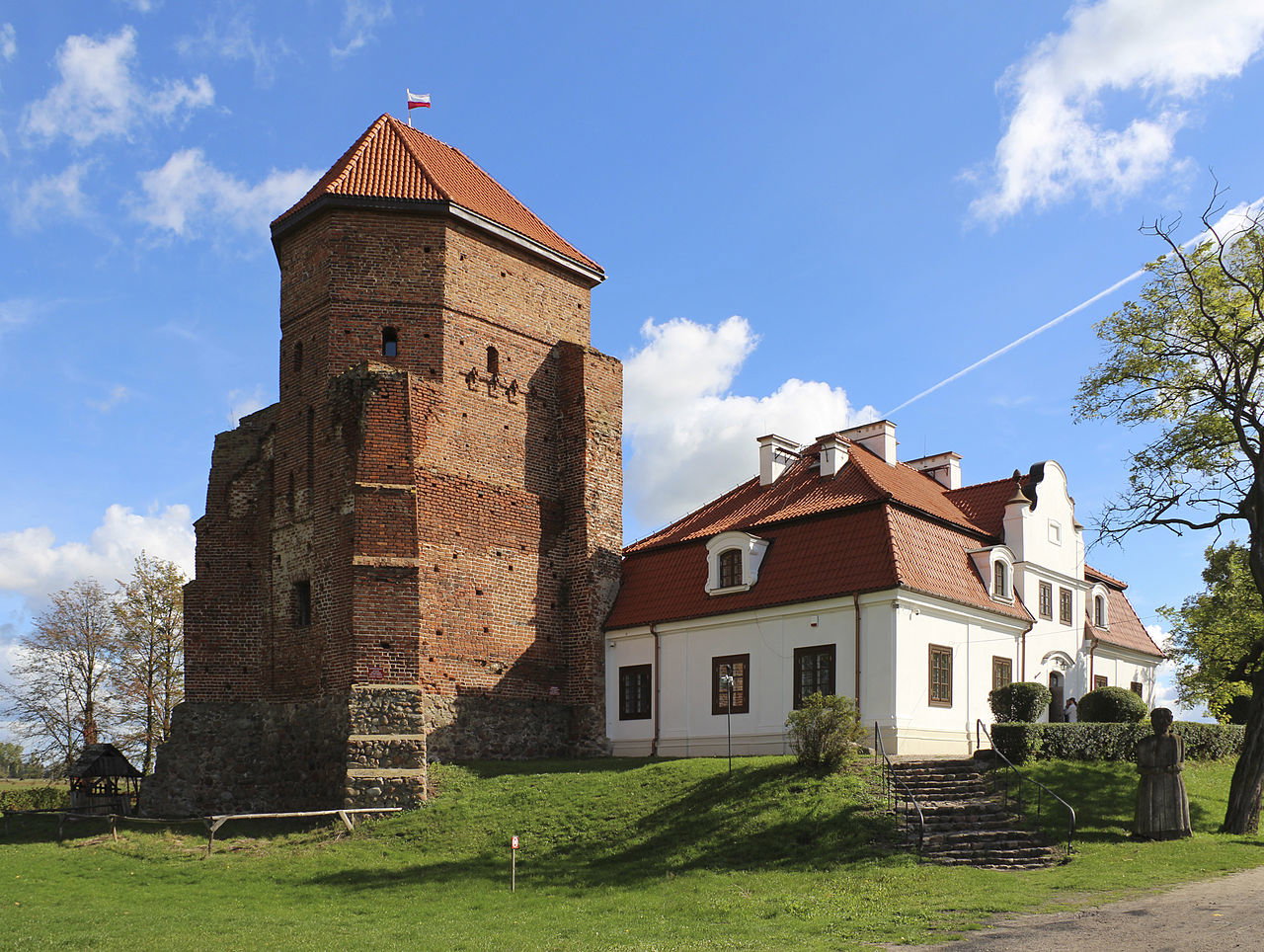 Zamek w Liwie: opis, zwiedzanie, bilety i dojazd, historia obiektu (fot. Bladyniec, Wikimedia Commons, CC-BY-SA-3.0)