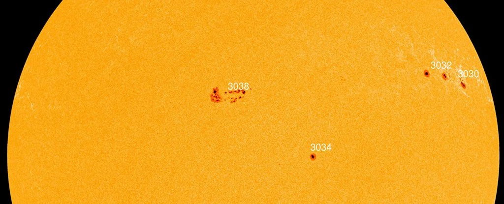 Gigantyczna plama na Słońcu podwoiła swój rozmiar w ciągu zaledwie 24 godzin. Jest skierowana prosto na nas (Fot. SDO/HMI)