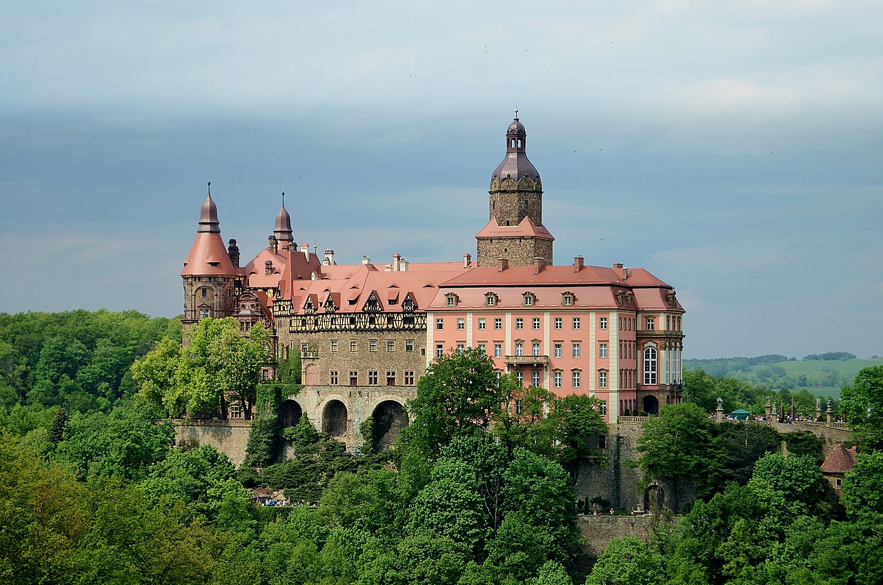 Zamek Książ w Wałbrzychu. Zwiedzanie, bilety i dojazd, historia obiektu (Fot. Emilia Ernst, Wikimedia Commons, CC-BY-SA-4.0)
