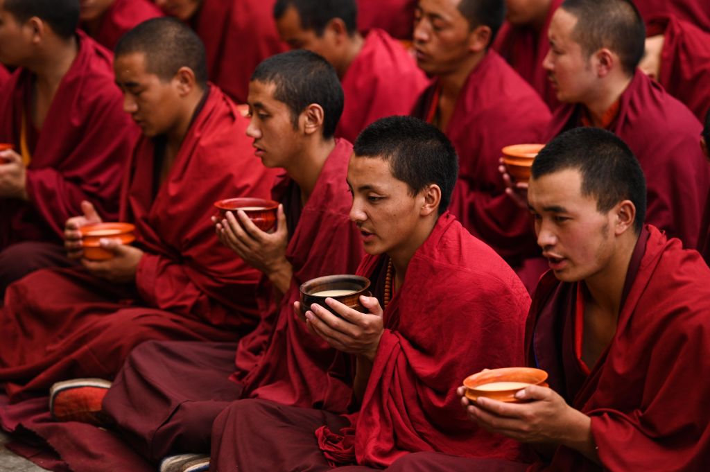 Dlaczego mnisi żyją w celibacie? Bo przynosi to zaskakujące, długofalowe korzyści ewolucyjne, odkryli antropolodzy (fot. He Penglei/China News Service/Visual China Group via Getty Images)