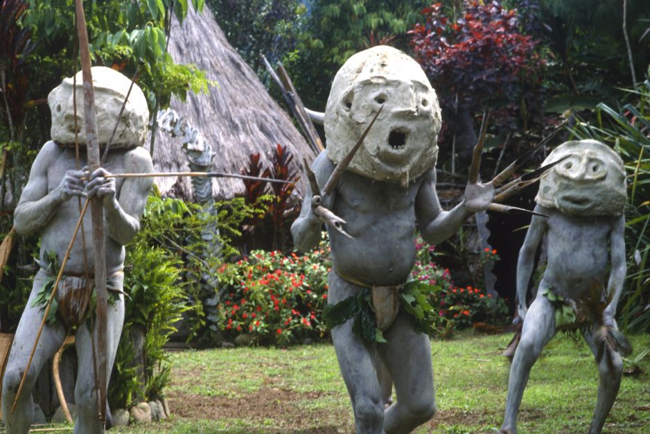 Członkowie ludu zamieszkującego wzgórze Hagen, przebrani za ludzi błota, Papua Nowa Gwinea (fot. MyLoupe/Universal Images Group via Getty Images)