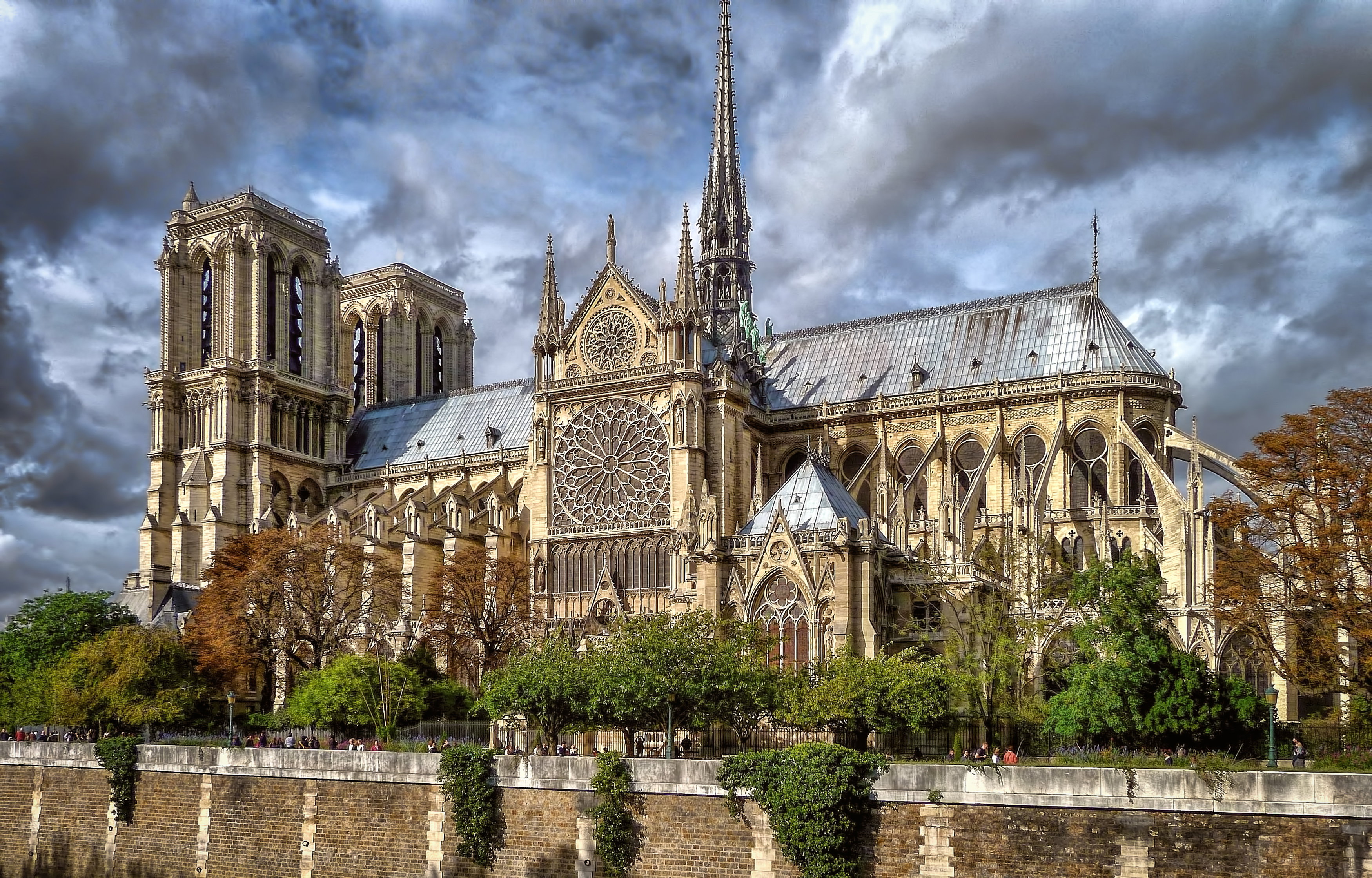 Jak będzie wyglądała katedra Notre Dame po odbudowie? Paryż wybrał projekt nastawiony na klimat i pieszych