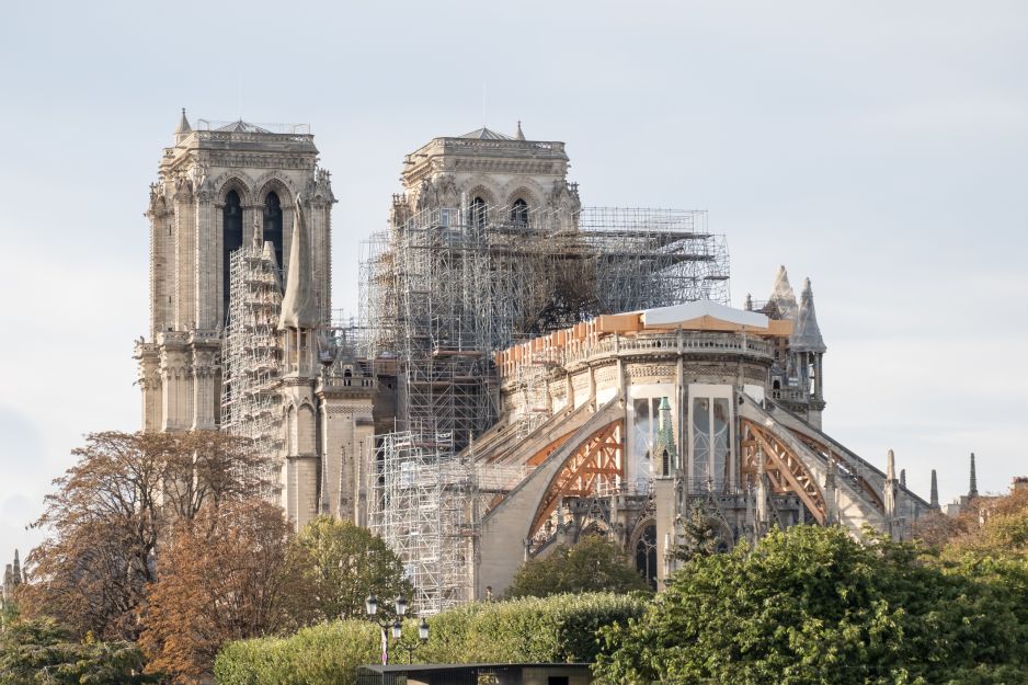 Pożar katedry Notre Dame uszkodził zabytkową świątynię, całkowicie niszcząc m.in. jej dach, część kamiennego sklepienia w głównej nawie oraz XIX-wieczne witraże (fot. Getty Images)