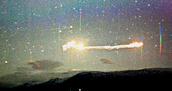 Światła z Hessdalen to niewątpliwie jedno z najbardziej tajemniczych dziwnych zjawisk na niebie (fot. amatorskie zdjęcie świateł/za Wikipedia)