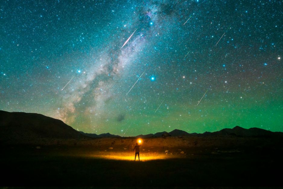 Noc spadających gwiazd. Kiedy na niebie widać najwięcej meteorów? Jak obserwować spadające gwiazdy? (Fot. VCG via Getty Images)