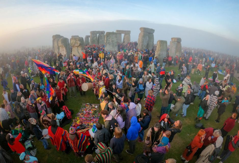 Tysiące ludzi przyjechały pod Stonehenge świętować przesilenie letnie. Wśród nich druidzi i poganie