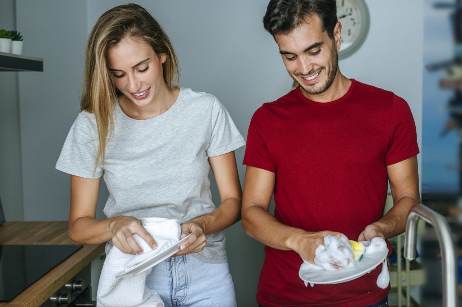 Pomagasz partnerce zajmować się domem? Będzie miała większą ochotę na seks (fot. Getty Images)