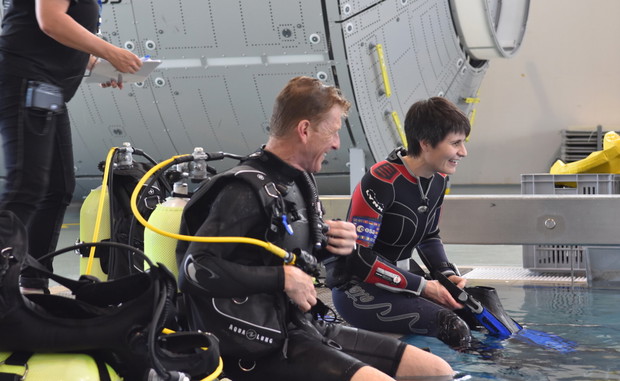 Samantha Cristoforetti w trakcie treningu nurkowego z astronautą Timem Peake