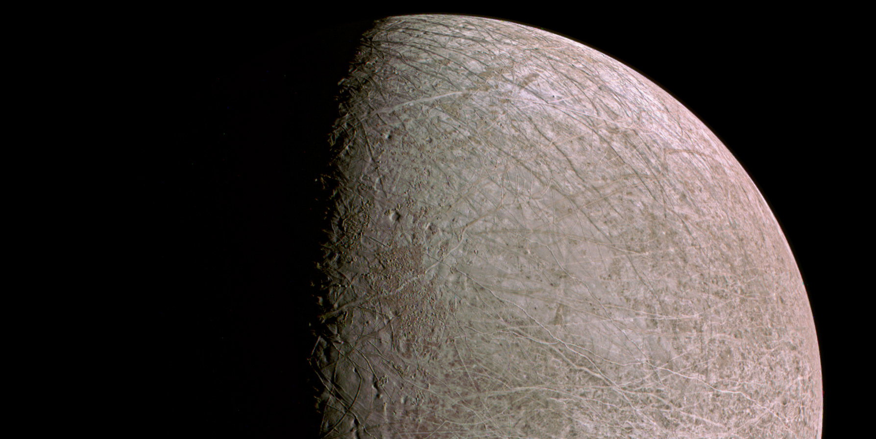 Pierwsze od 22 lat szczegółowe zdjęcia Europy, księżyca Jowisza. Sonda Juno pokazała nam lodowy krajobraz (Fot. NASA/SwRI/MSSS/Thomas Appéré, CC-BY-3.0)