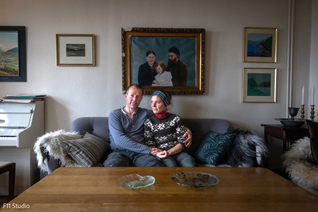 Jógvan Jón i Eva prowadzą farmę już kilkadziesiąt lat. Eva pochodzi z wyspy, a Jógvan Jón przybył tu za ukochaną