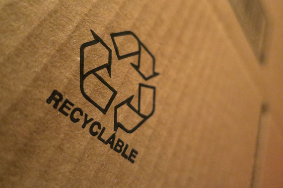 Znaki recyklingowe - co znaczą symbole na opakowaniach? (fot. Getty Images)