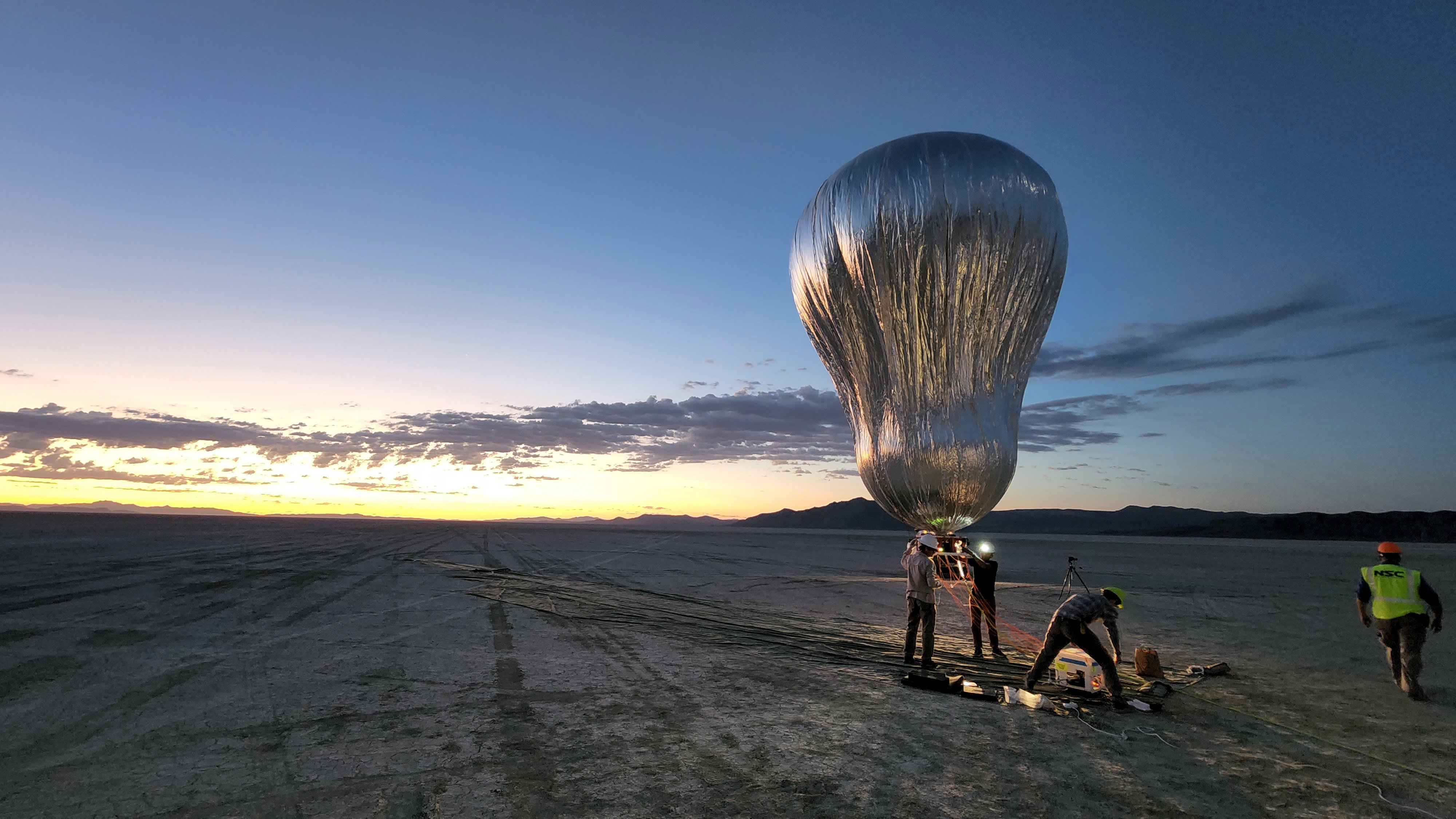 Balon-matrioszka wzbił się nad pustynią w Newadzie. Trwają testy rozwiązań dla robotycznej misji na Wenus (fot. NASA/JPL-Caltech)