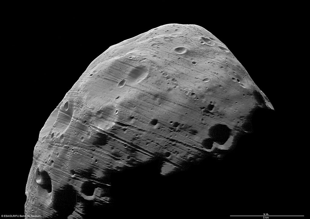 Tajemnica tygrysich pasów na Fobosie rozwiązana. Naukowcy już wiedzą, skąd się wzięły te dziwne struktury (fot. NASA/ESA via Getty Images)