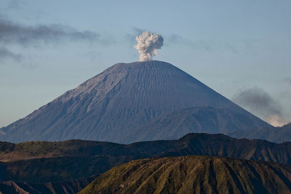 Wulkany Indonezji - które z nich można zdobyć? (fot. Ulet Ifansasti/Getty Images)