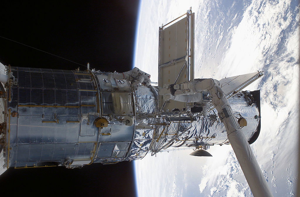 Teleskop Hubble'a zrobił fascynujące zdjęcie galaktyk połączonych rozświetlonym „ogonem”