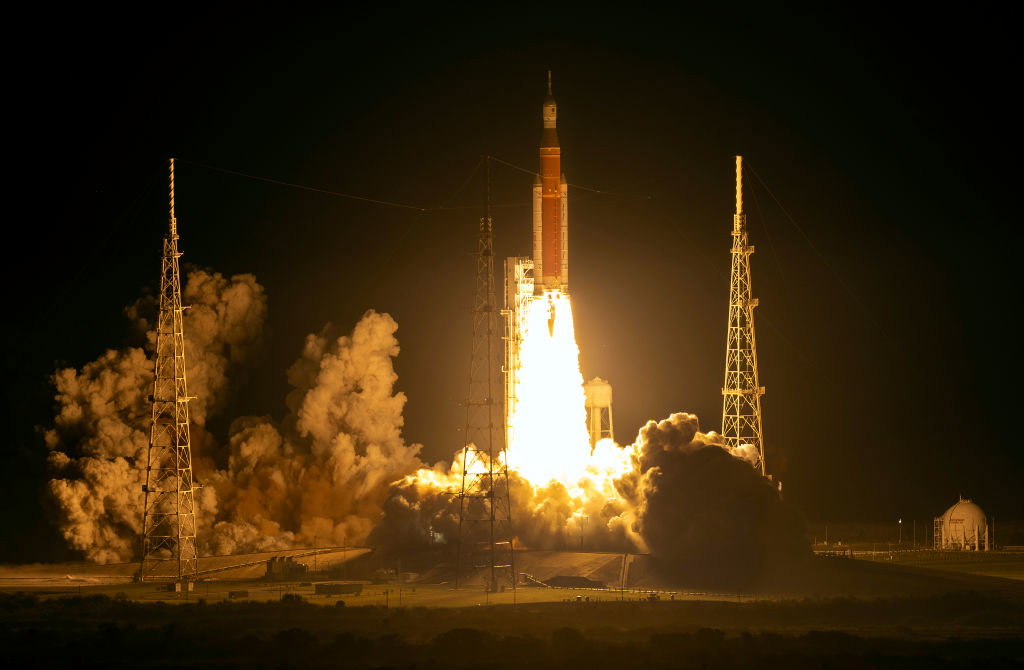 Rakieta SLS w końcu wystartowała i cóż to było za widowisko! Misja Artemis 1 leci na Księżyc (fot. Kevin Dietsch/Getty Images)