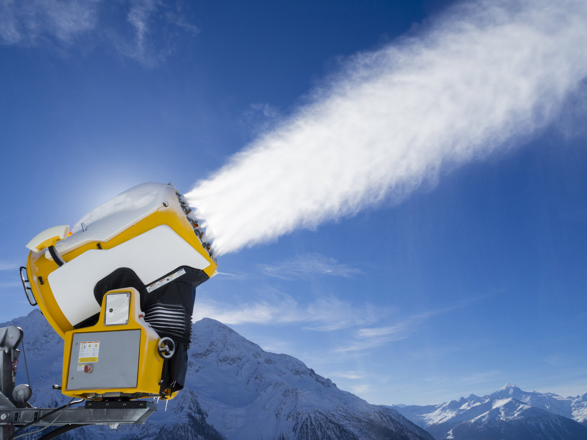 Śnieg znika przez zmiany klimatyczne. Co bezśnieżne zimy oznaczają dla narciarzy? (fot. Getty Images)