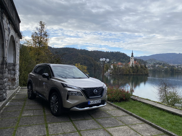 Nissan X-Trail nad jeziorem Bled