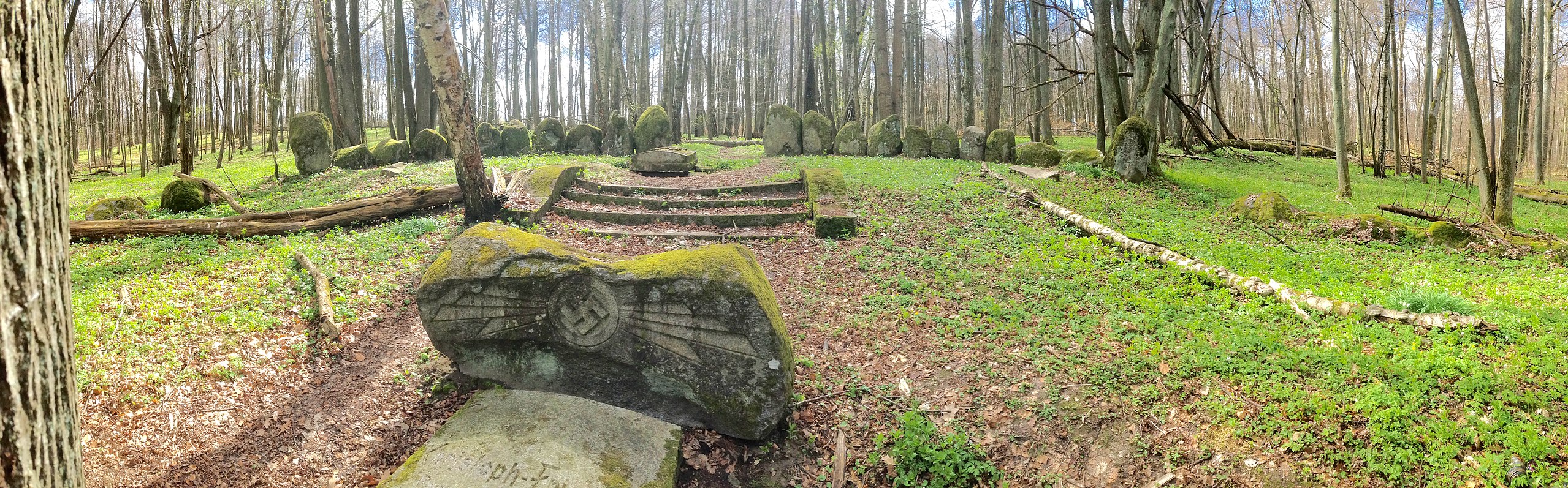Mazurskie Stonehenge. Pruska nekropolia w Markowie przypomina kamienny krąg megalityczny (fot. Lisicui, Wikimedia Commons, CC-BY-SA-4.0)