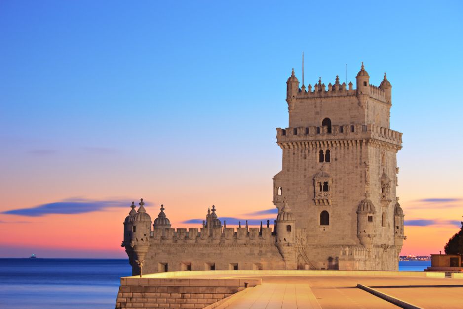 Co widać z balkonu Europy? Przede wszystkim ocean. Groźny, piękny i idealny dla surferów. A także zamorskie krainy, które 500 lat temu odkrywali Vasco da Gama czy Magellan. Wciąż rozpalające wyobraźnię Portugalczyków. A co słychać? Fado, najsmutniejszą mu