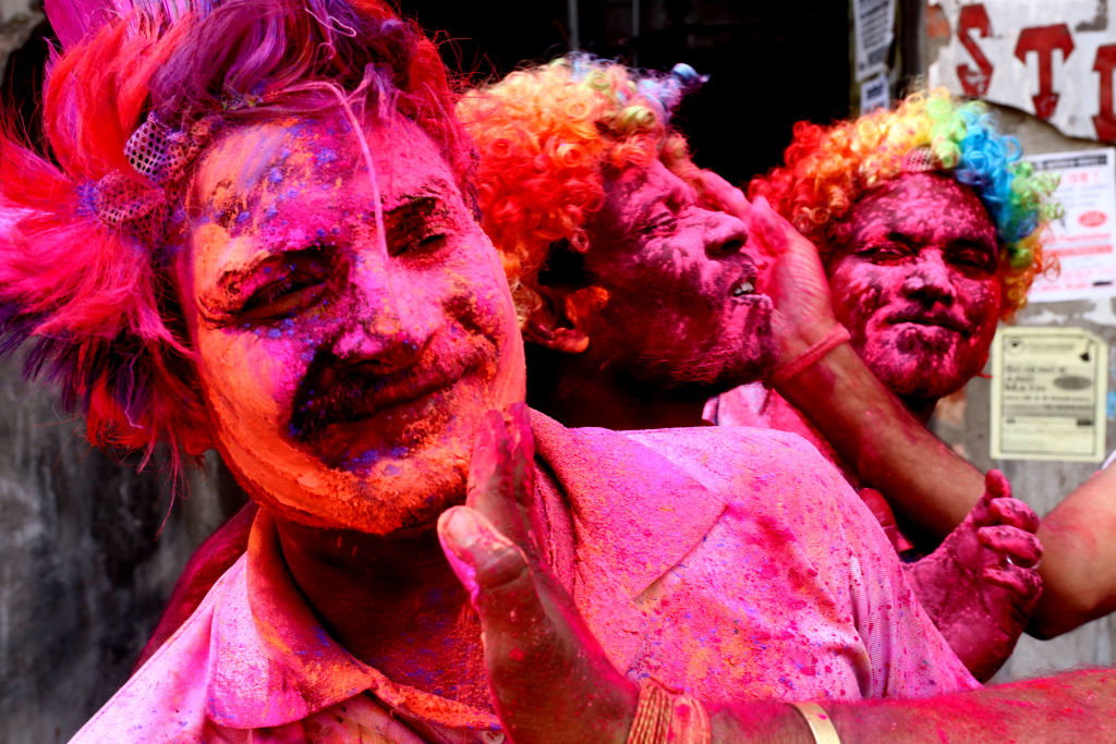 Czym jest Święto Holi i jak obchodzi się festiwal kolorów? (fot.  Debajyoti Chakraborty/NurPhoto via Getty Images)