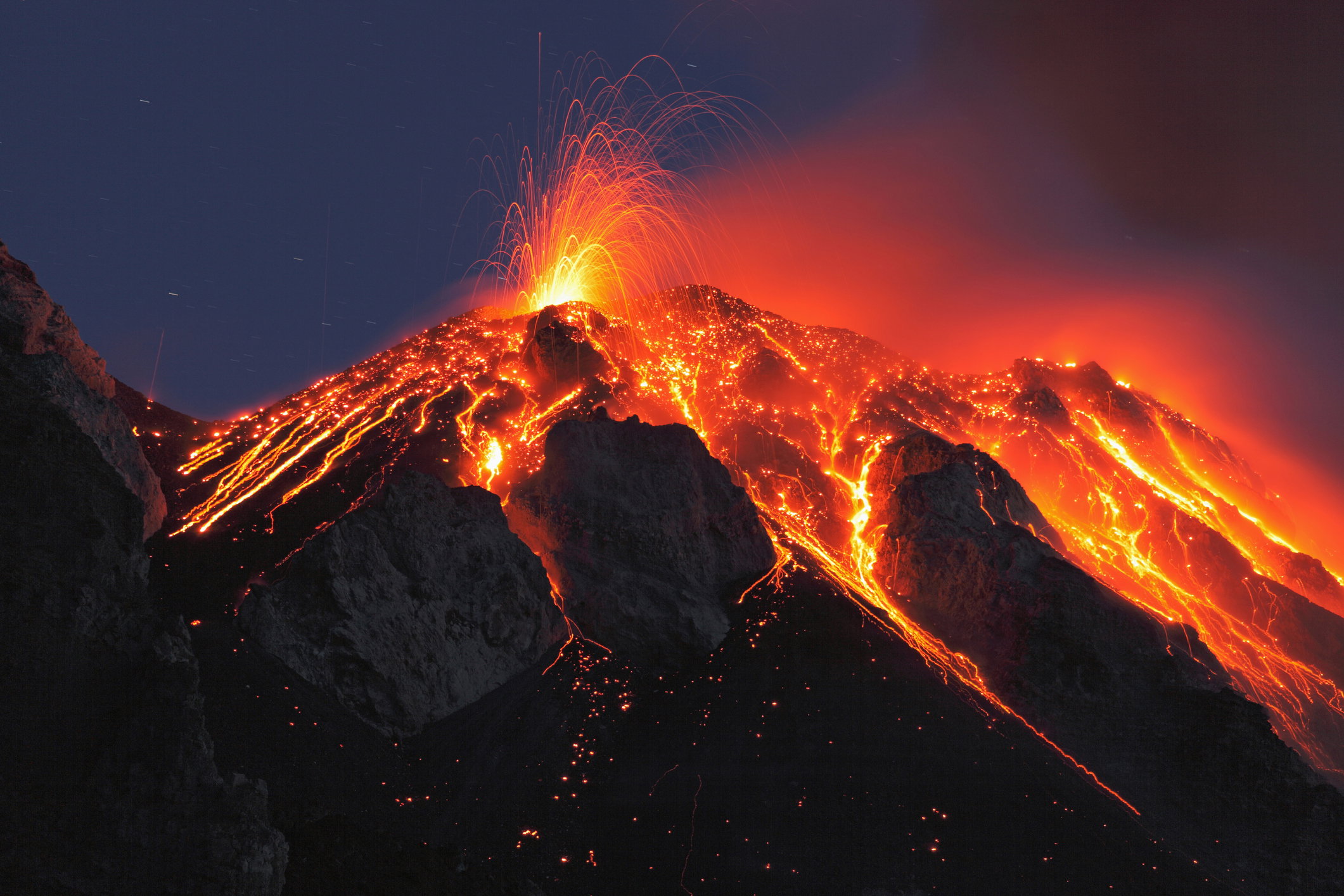 Co to jest magma? Stopiona skała z głębi Ziemi może osiągać bardzo wysokie temperatury  (fot. Getty Images)