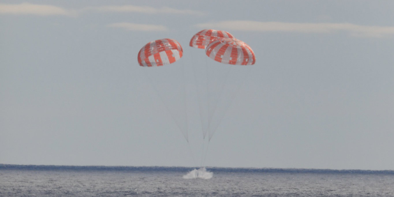 Statek Orion misji Artemis 1 powrócił na Ziemię z wielkim pluskiem. NASA świętuje sukces (fot. NASA)
