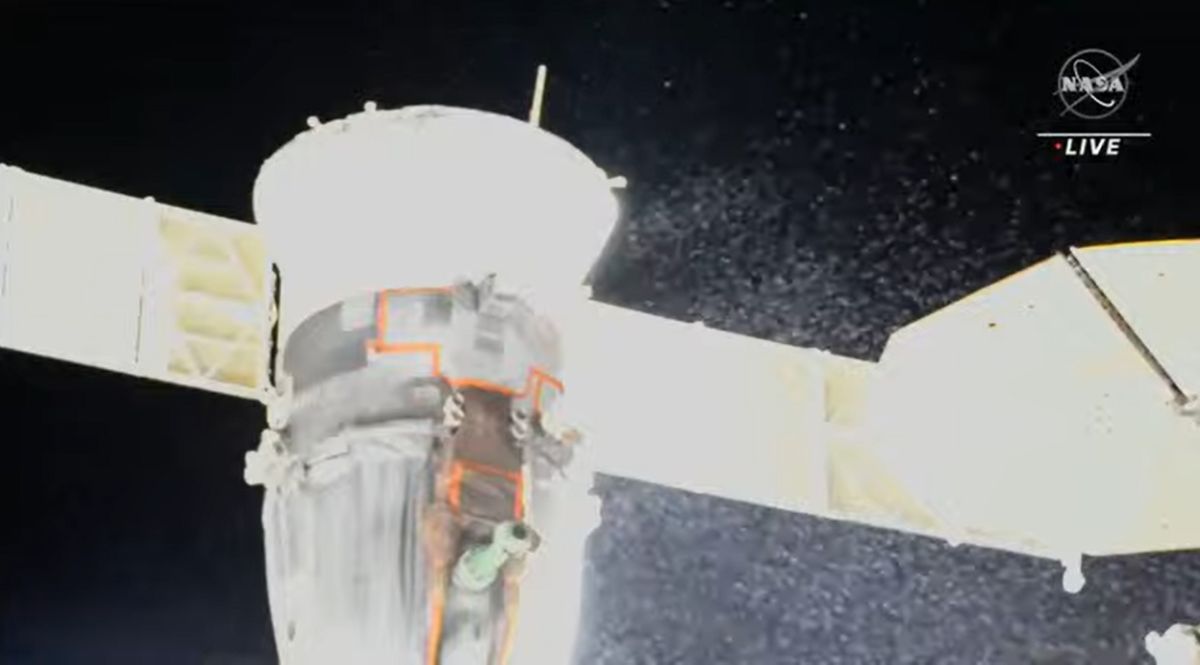 Niebezpieczna sytuacja na Międzynarodowej Stacji Kosmicznej. Przecieka układ chłodzenia statku Sojuz (fot. NASA TV)