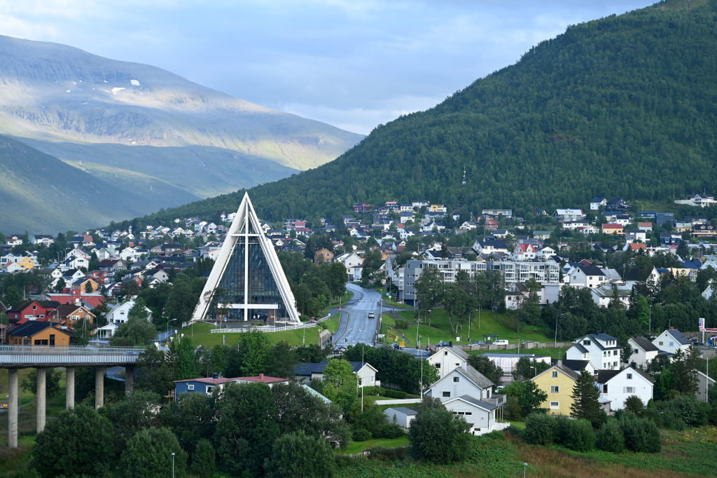 Piękne, dzikie i odizolowane od reszty świata. Do Tromsø bez problemu dotrzesz z Polski