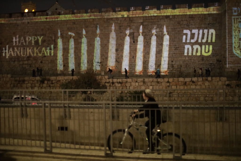 Czym jest Święto Chanuka i jakie są zwyczaje podczas żydowskiego święta świateł? (fot. Saeed Qaq/NurPhoto via Getty Images)
