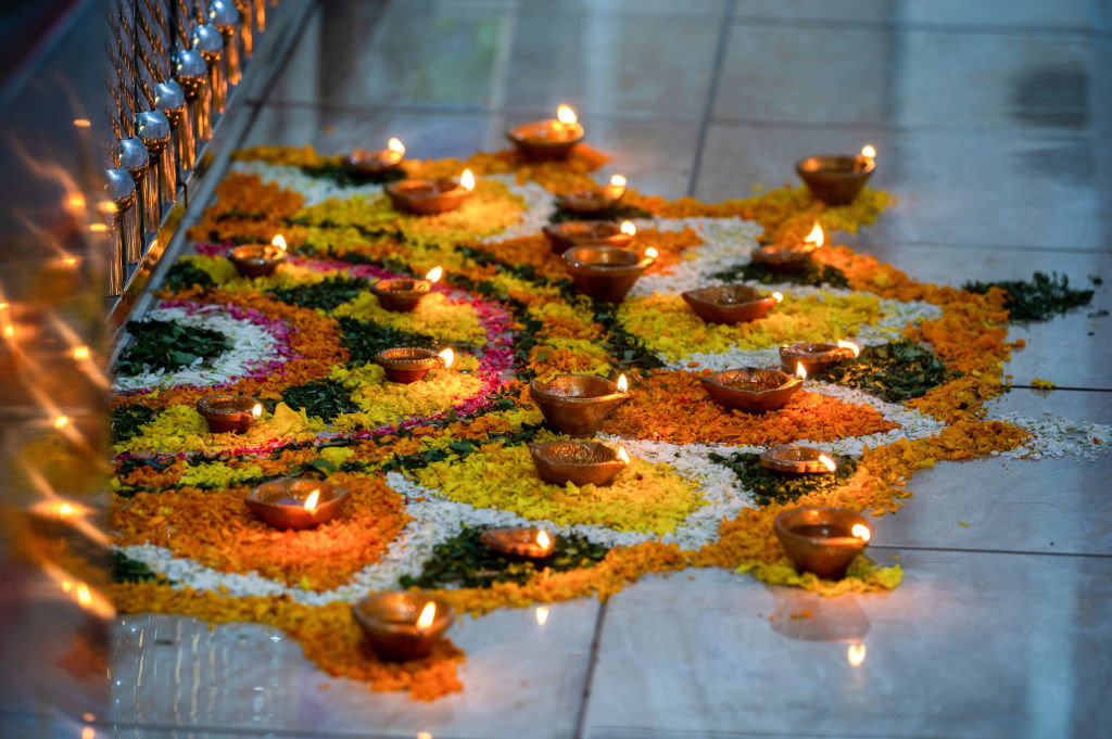 Czym jest Święto Diwali i jak wyglądają obchody święta światła? (fot. Aimee Dilger/SOPA Images/LightRocket via Getty Images)